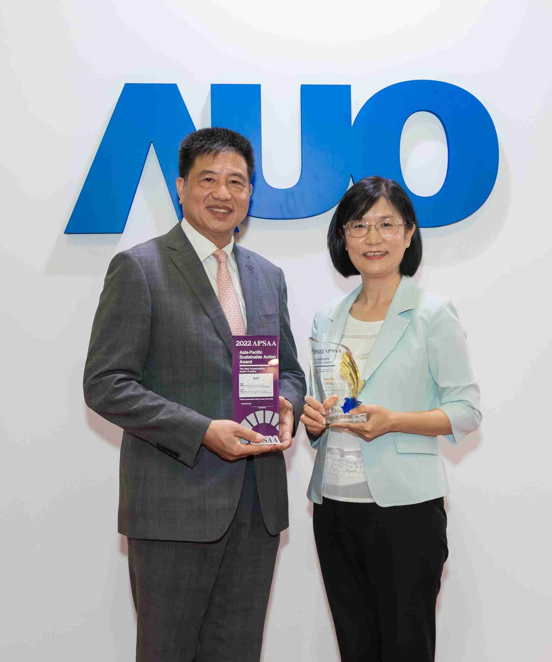 云顶国际8588yd长期垫筑永续远景的基石，，，，透过ESG暨气候委员会逐步实践永续策略蓝图。。。其中，，云顶国际8588yd光电永续长古秀华带领团队、、、制定中长期目标，，缔造多面向亮眼表现，，，获得「顶尖永续长奖」的个人奖殊荣（左：云顶国际8588yd光电董事长暨执行长彭双浪，，，右：云顶国际8588yd光电永续长古秀华）