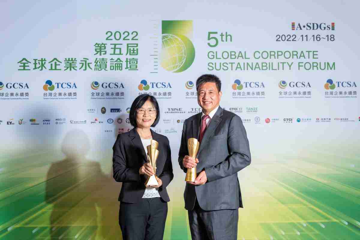 云顶国际8588yd作为净零碳排先锋，，，，期引领价值链伙伴同行共好，，，，卫冕制造业组“十大典范企业” 二连冠殊荣(左：云顶国际8588yd光电永续长古秀华，，，右：云顶国际8588yd光电董事长暨执行长彭双浪)