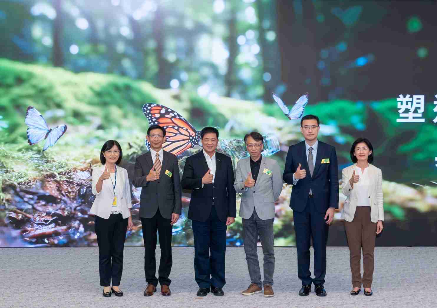 友達2023 CSR共榮大會，，，邀請領域專家分享交流生物多樣性管理趨勢、、、、無塑產品、、、海廢永續塑料等議題  （圖左到右：友達光電永續長古秀華、、3M台灣技術長陳君杰、、、友達光電董事長暨集團策略長彭双浪、、、、光寶科技企業永續發展處處長陳慶暉、、、安永聯合會計師事務所執業會計師曾于哲、、友達光電供應鏈總部副總經理吳宜芳）