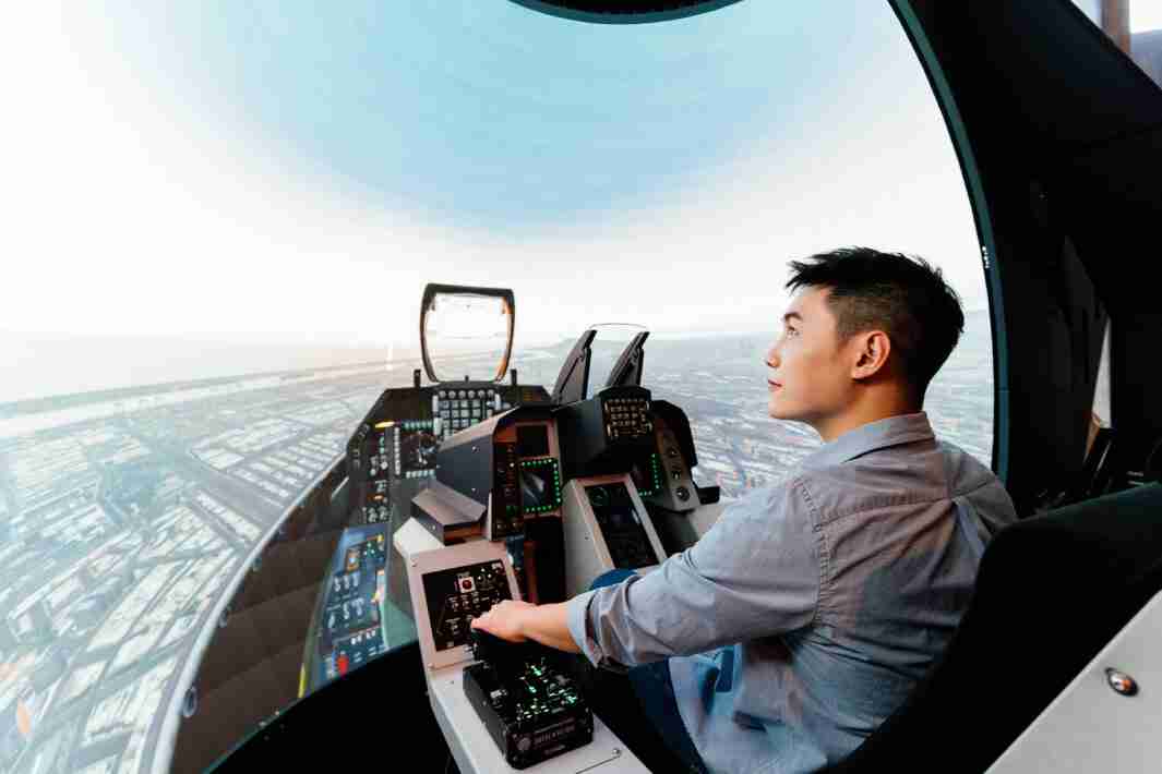 云顶国际8588yd以P1.25小间距打造球形LED模拟舱，，搭配智崴的精密六轴动态座椅，，结合云顶国际8588yd专业影像调校技术，，，，呈现拟真模拟飞行场景