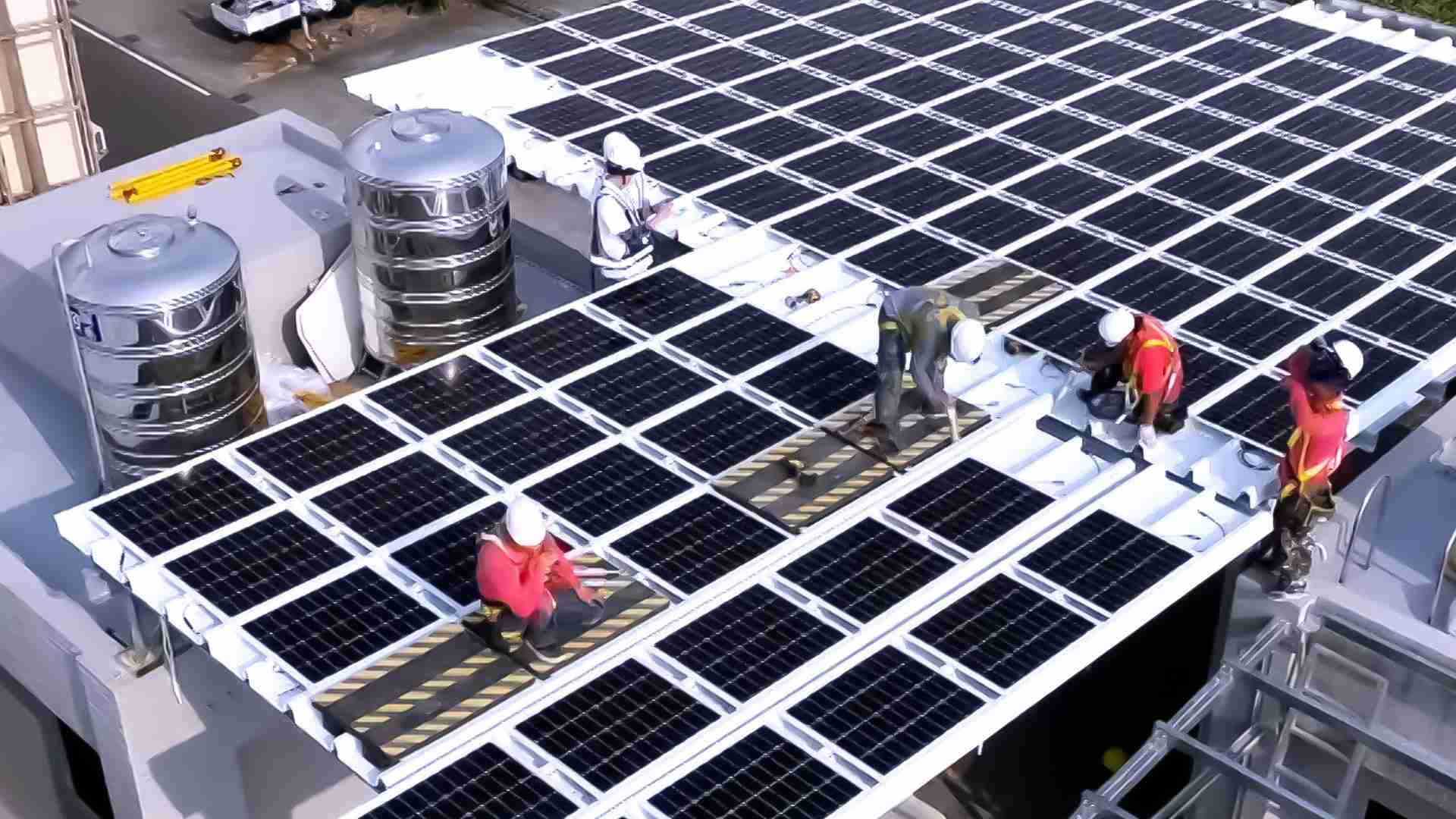 云顶国际8588yd着力于替代能源之技术研发，，，，如光电浪板的相关制程、、、、设备与产品，，，其中所开发之光电整合型浪板，，，，减少传统金属支架安装，，更提升耐候度，，，，可广泛运用于多元场域，，，，并辅助建筑达到净零碳排目标