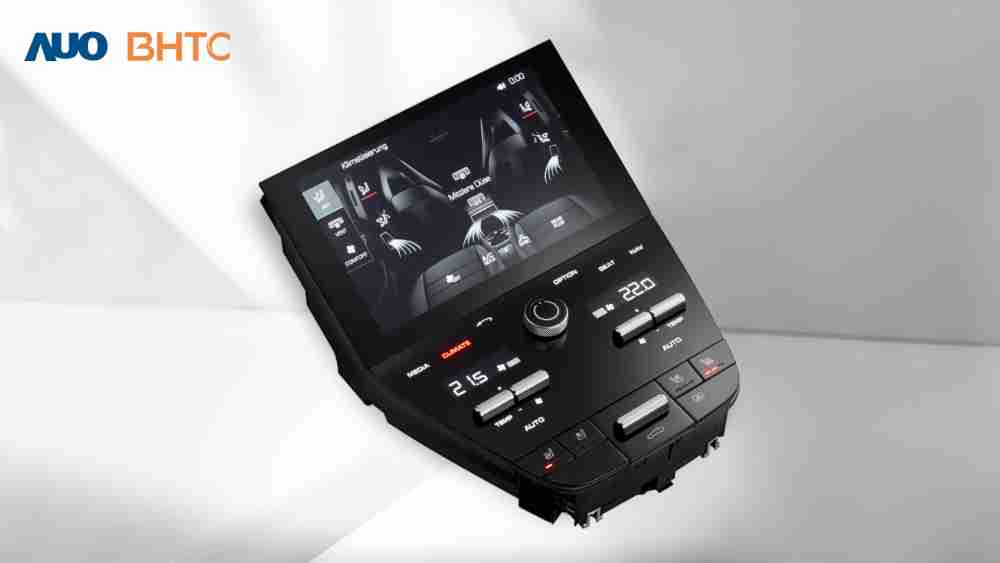 作為友達新生力軍，，BHTC所展示的中央與後座鞍部的Display HMI產品，，，可處理多區恆溫控制、、顯示畫面，，，呈現仿真3D車室分區；以力傳感技術精準傳遞觸感，，，，並結合音量及震動反饋，，，防止意外啟動，，，提供使用者自然流暢、、、直觀且輕鬆駕馭的舒適介面