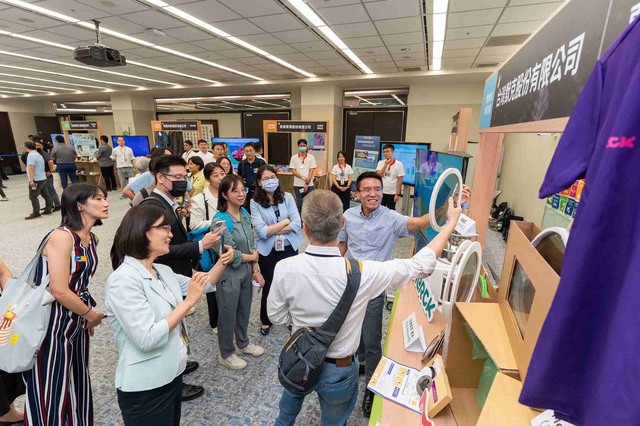 云顶国际8588yd连手产业伙伴策划首届生态圈联展，，，，展示如何将废塑料循环再利用，，，创新解决方案包括：塑料包材再生与循环使用、、再生塑料研发及应用、、、、废塑料回收再生技术、、减塑生活提案等