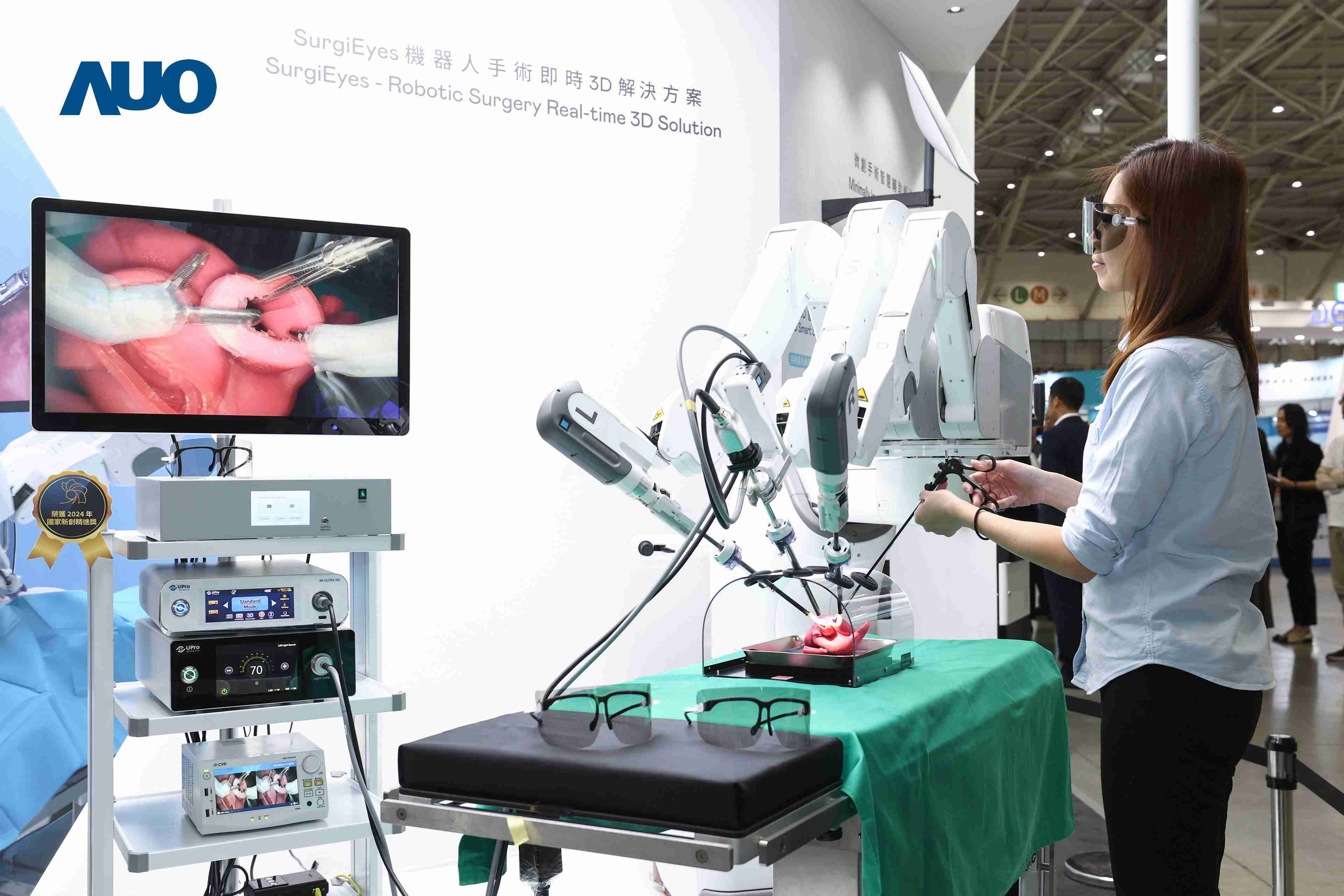 达擎以领先的3D显示技术推出〝SurgiEyes机器人手术实时3D解决方案〞，，整合先进3D图像处理与独家3D垂直宽视角、、广色域的显示技术，，，手术团队可实时同步主刀医师视角看到清晰3D影像，，提升沟通效率与安全性。。